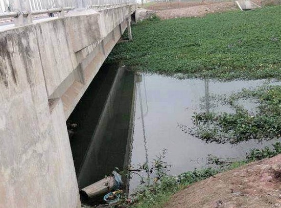 Thanh nien chet duoi dam nuoc, tren nguoi co vet bam hinh anh