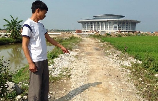 Cho nu sinh di nho xe roi cho ra dong vang cuong hiep hinh anh