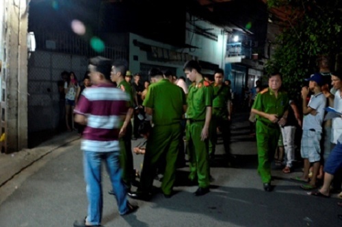 Nguoi dan ong guc chet ben vung mau trong ngoi nha 2 tang hinh anh