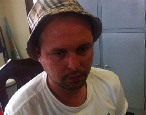 Bat nguoi nuoc ngoai dung 400 the ATM gia di rut tien hinh anh