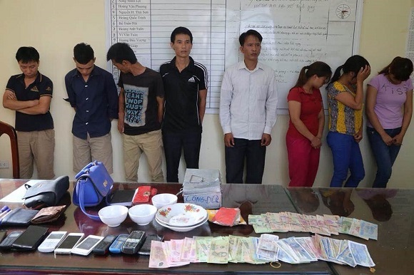 Canh sat dot kich soi bac tren doi luc nua dem hinh anh