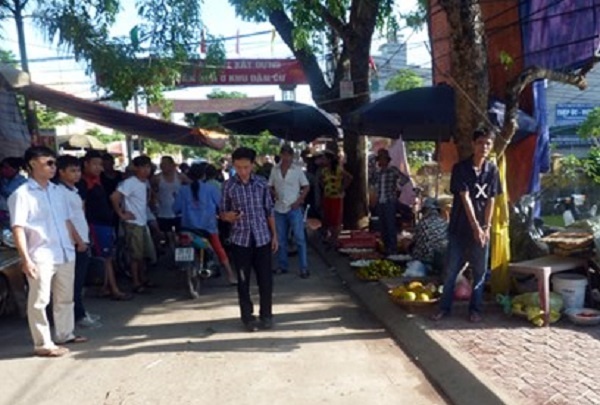 Nguoi dan ong bi danh chet vi tranh cho ban ngo hinh anh