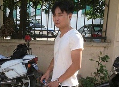 5 canh sat chay bo truy duoi thanh nien vi pham luat hinh anh