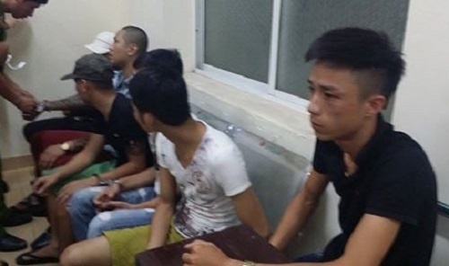 Mang dao kiem di hon chien gap canh sat hinh anh