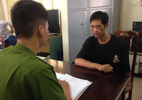 Bat nguoi chuyen lai oto di an trom hinh anh