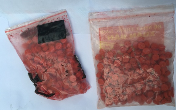 Ga trai cam hang tram vien hong phien xo canh sat de bo chay hinh anh