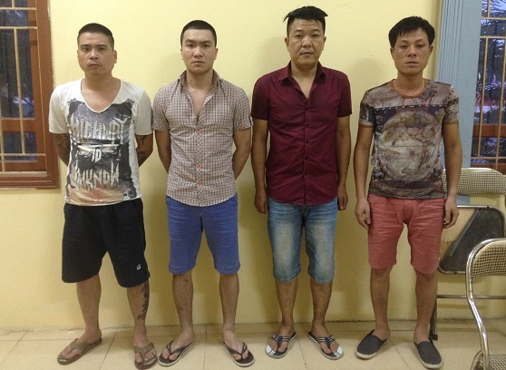 Bon thanh nien di xe hop danh chet tai xe xe tai trong dem hinh anh