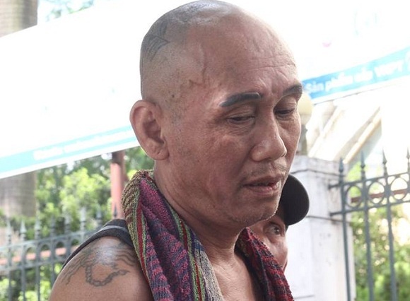 Nguoi dan ong xam tro cuop tien truoc ben xe hinh anh