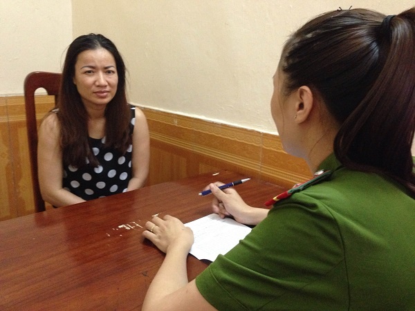 Hai co gai ban dam trong phong ngu quan ca phe hinh anh