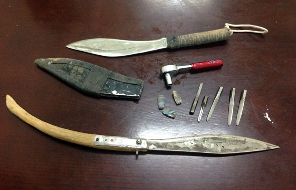 Ke truy na tron canh sat trong chua hinh anh