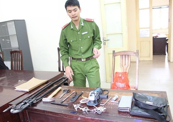 Thanh nien chuyen di trom xe luc rang sang hinh anh