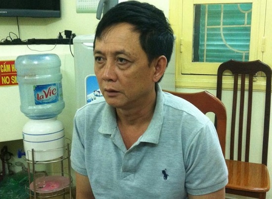 Bat ke trom iPhone trong tran Viet Nam - Man City hinh anh