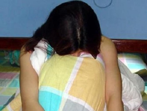 Nu sinh 18 tuoi to bi nhom thanh nien ham hai hinh anh