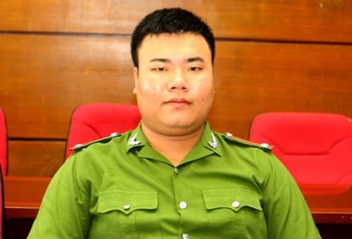 Phut trung uy canh sat bi con do chem lia ban tay hinh anh