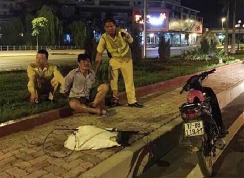 Canh sat giao thong bat ke trom cho luc rang sang hinh anh