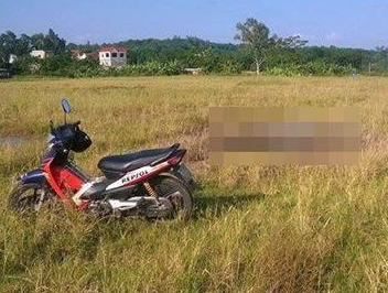 Quan chan quanh nguoi roi do xang tu thieu hinh anh