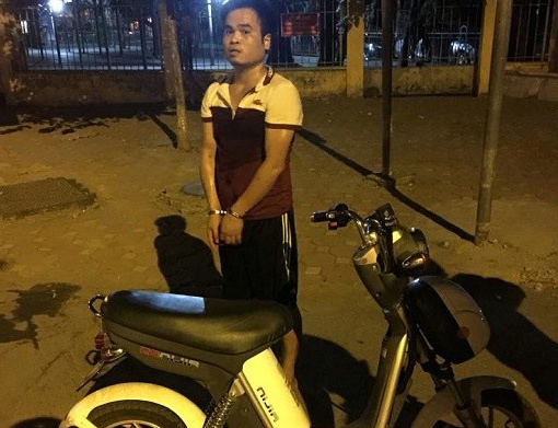 Vut xe dap dien de bo chay khi gap canh sat co dong hinh anh