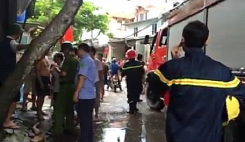 Tu vong khi mang xang den dot nha nguoi tinh hinh anh