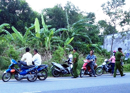 Chem vo dut lia ngon tay roi tron trong hang da hinh anh