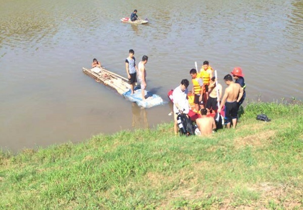 De lai xe dap dien tren cau, nam sinh nhay song tu tu hinh anh