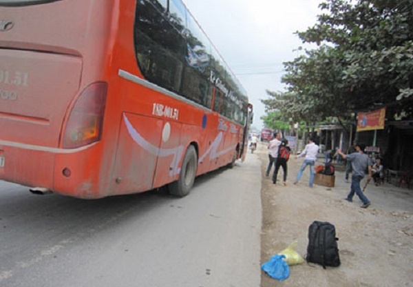 Tai xe bi danh nhap vien vi cham nhuong duong hinh anh