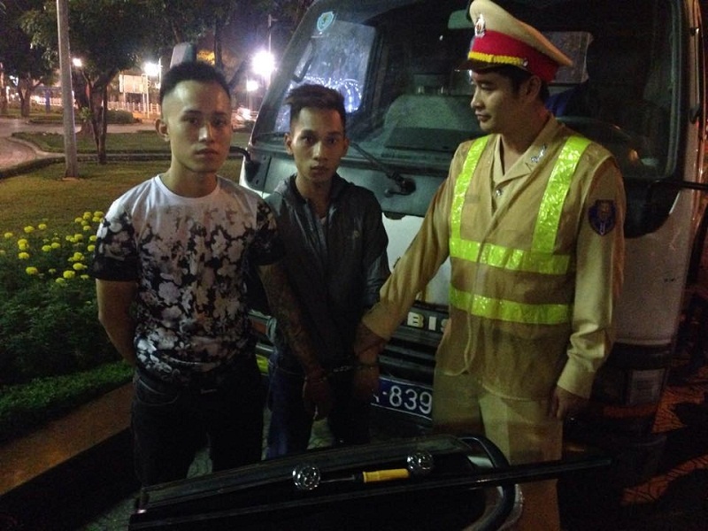 Bo doi trom logo xe hop bi bat vi vi pham giao thong hinh anh