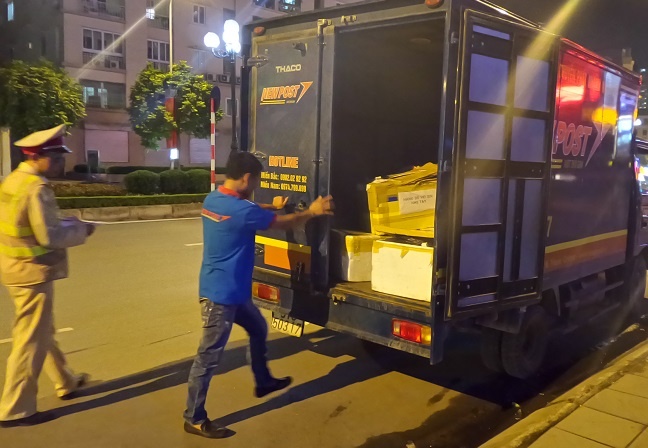 Hon 500 dien thoai la trong xe thu bao hinh anh