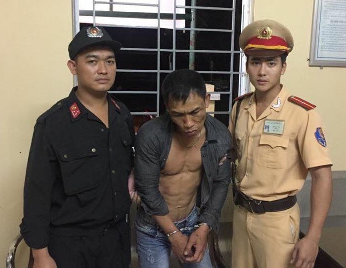 Ke co ba tien an xo nga canh sat 141 de tron chay hinh anh