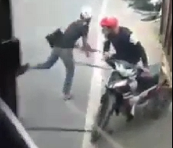 Hai ten nghi trom cho uy hiep nguoi di duong de cuop xe hinh anh
