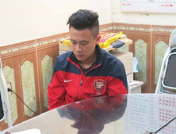 9X vi pham giao thong tong gay chan canh sat co dong hinh anh