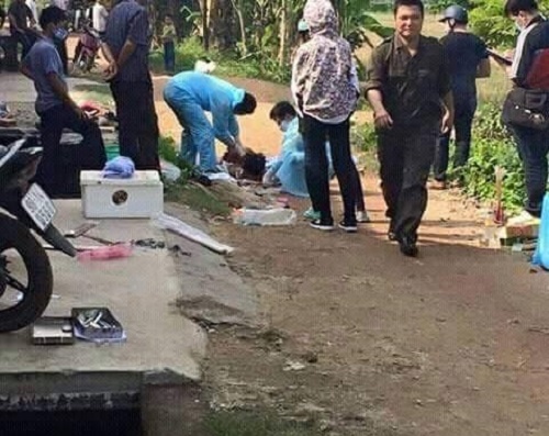 Thi the nguoi dan ong boc mui duoi muong nuoc hinh anh