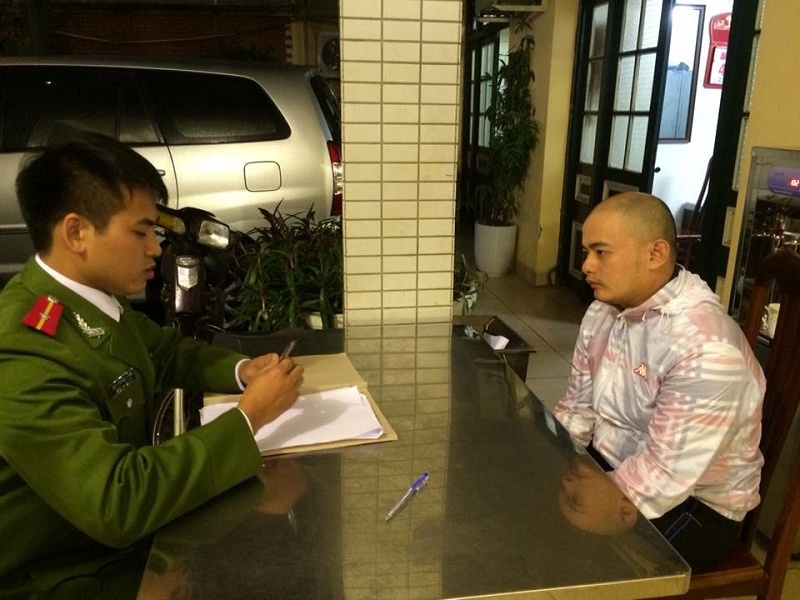 Hai ten cuop keo le nu giam doc tren duong hinh anh