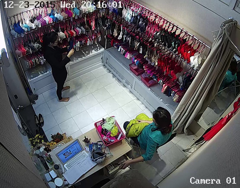 Camera ghi canh nguoi phu nu trom tien trong shop quan ao hinh anh