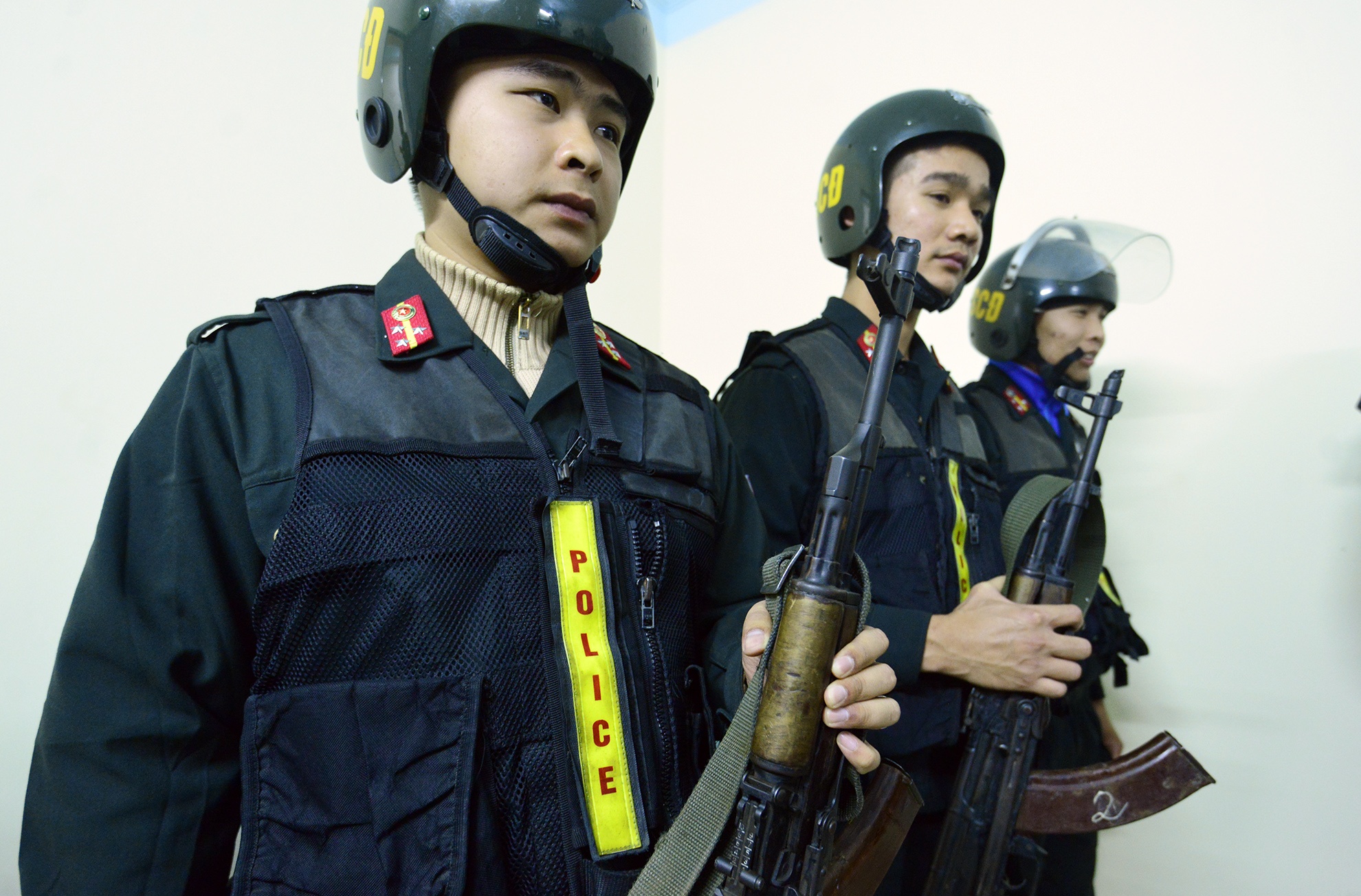 Canh sat co dong ra quan bao ve dem cuoi nam hinh anh