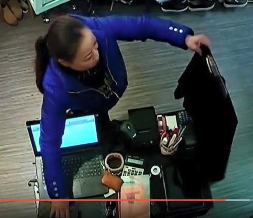 U50 trom 20 trieu dong trong shop thoi trang hinh anh