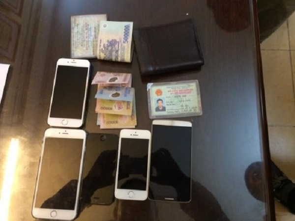 Co gai di xe dap dien bi cuop 3 dien thoai iPhone hinh anh