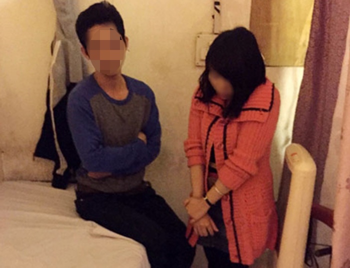 Nhan vien massage ban dam tai cho cho ong lao 70 tuoi hinh anh