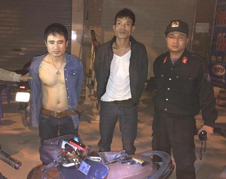 2 thanh nien mang sung colt lao xe vao canh sat hinh anh