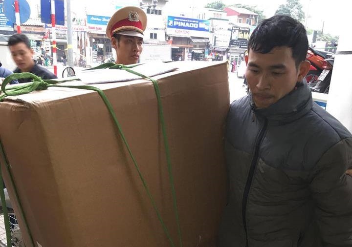 Canh sat bat ke gian sau 300 m truy duoi hinh anh