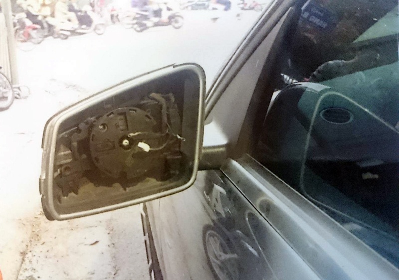 Chu xe Mercedes vat lon voi ke trom guong tren pho hinh anh