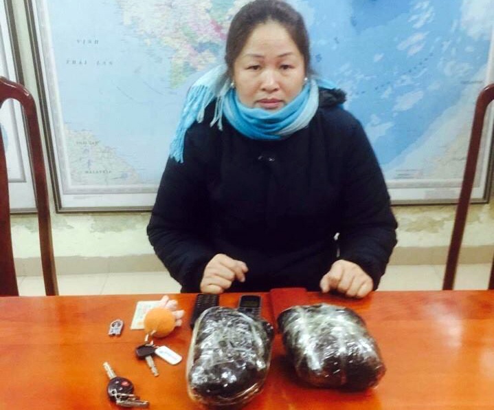 Nguoi phu nu thue taxi van chuyen 2 kg ma tuy hinh anh