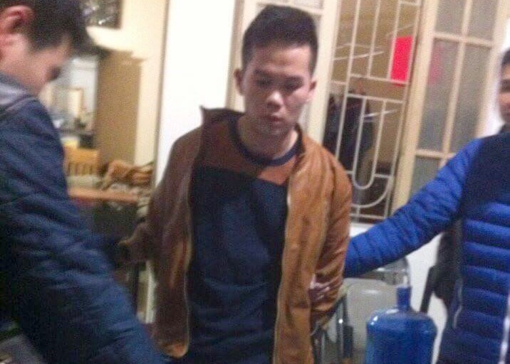 Canh sat bat ke mang 3 kg ma tuy da len xe khach hinh anh
