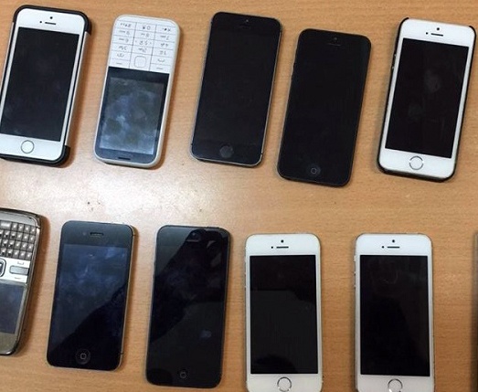 Cuop chiec smartphone tu tay chu cua hang hinh anh