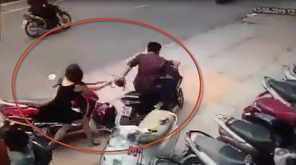 Nu sinh keo ten cuop dien thoai nga khoi xe may hinh anh