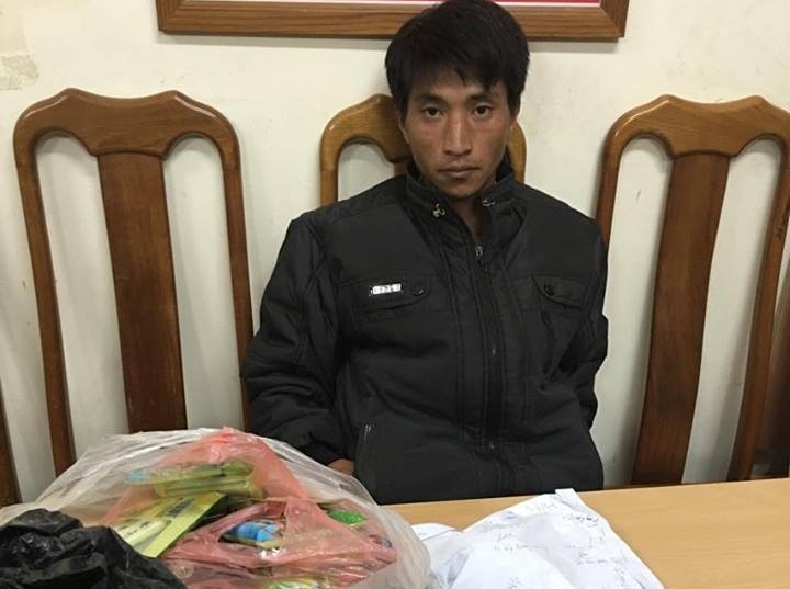 2 thanh nien giau gan 1.600 vien ma tuy trong tui che hinh anh