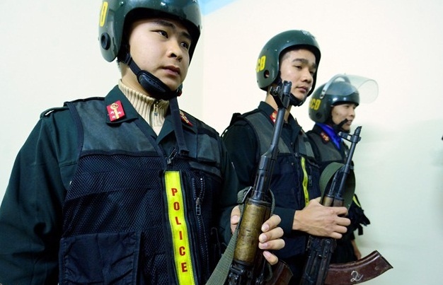 Canh sat co dong thu do ra quan dem giao thua hinh anh