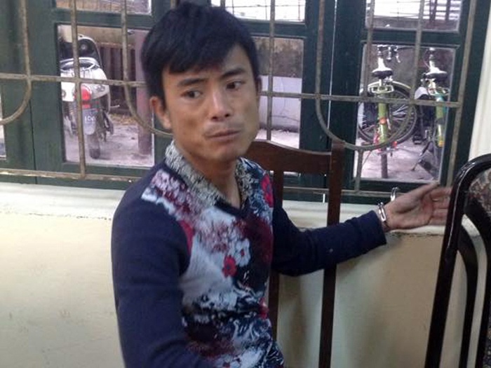 Canh sat chay bo bat nghi can trom xe hinh anh