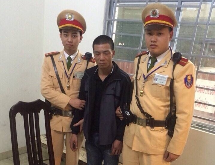 CSGT truy duoi ke buon ma tuy nhiem HIV tren pho hinh anh