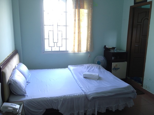 Du ban trai moi quen vao nha nghi 'vui ve' roi gay an hinh anh