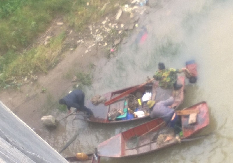 Co gai nhan tin 'Em se di ve noi xa lam' roi nhay cau hinh anh